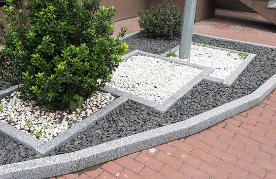 Granite-edged gravel beds with white pebbles and shrubs, Lynnwood